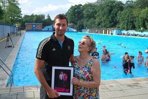 Ian Thorpe gives swimming lessons in Tooting Bec Lido