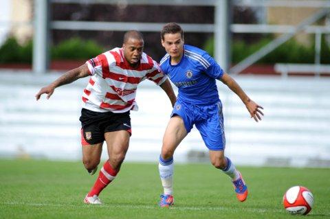 Given the nod: Kingstonian striker Wade Small battles with the Chelsea defence in Saturday’s 1-0 defeat at Kingsmeadow 	Deadlinepix SP68701