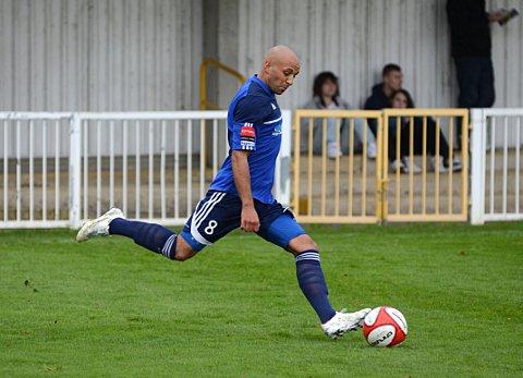 Top draw Met Police midfielder Tyron Smith lets fly against Est Thurrock United but it was striker Jonte Smith who got his side in the hunt