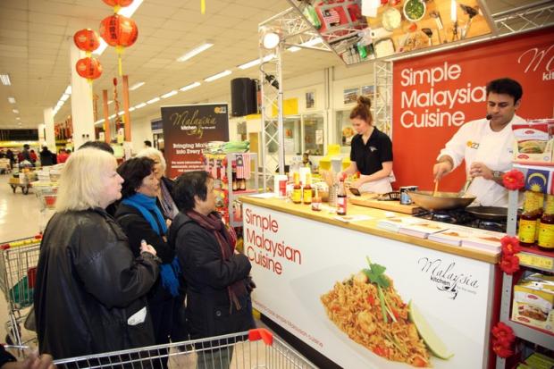 MasterChef 2010 Winner Dhruv Baker held cooking demos at Wing Yip
