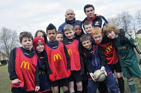Visit: Wilkins meets some of Carshalton’s youngsters 	SP73061